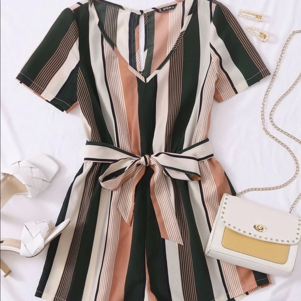 Keyhole back self belt striped romper
